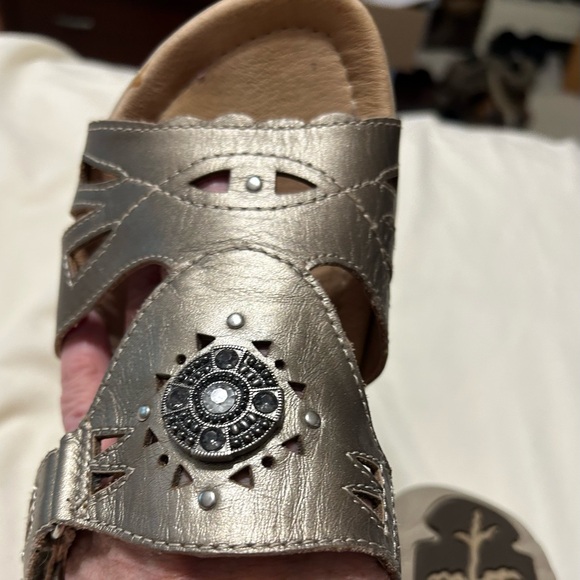 Ladies sandals. Gold colored with bling and back strap. Earth shoes. Size 9. - Picture 3 of 5